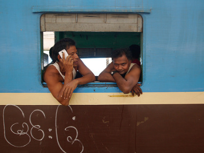 Un résident à Rangoun passe un appel sur son smartphone, le 10 mars 2015.