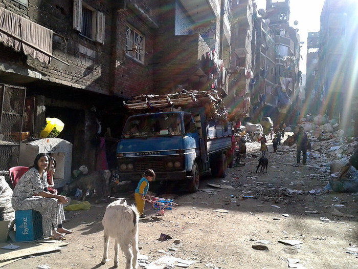 Une rue du bidonville de Manshiyat Naser (Le Caire, Égypte), le 16/02/2013.