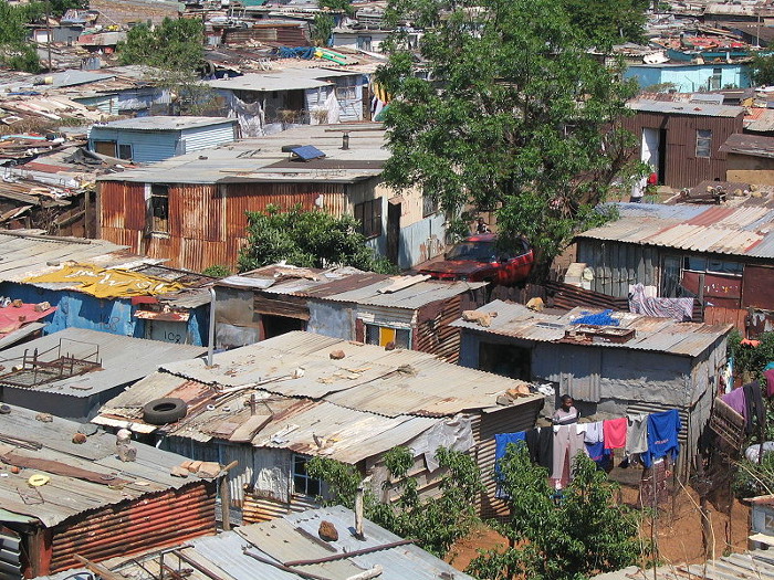 Un shantytown (bidonville) de Soweto (Johannesburg, Afrique du Sud), le 25/06/2005.